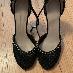 Zara - Heels with small gold spikes and mesh round toe - size 8